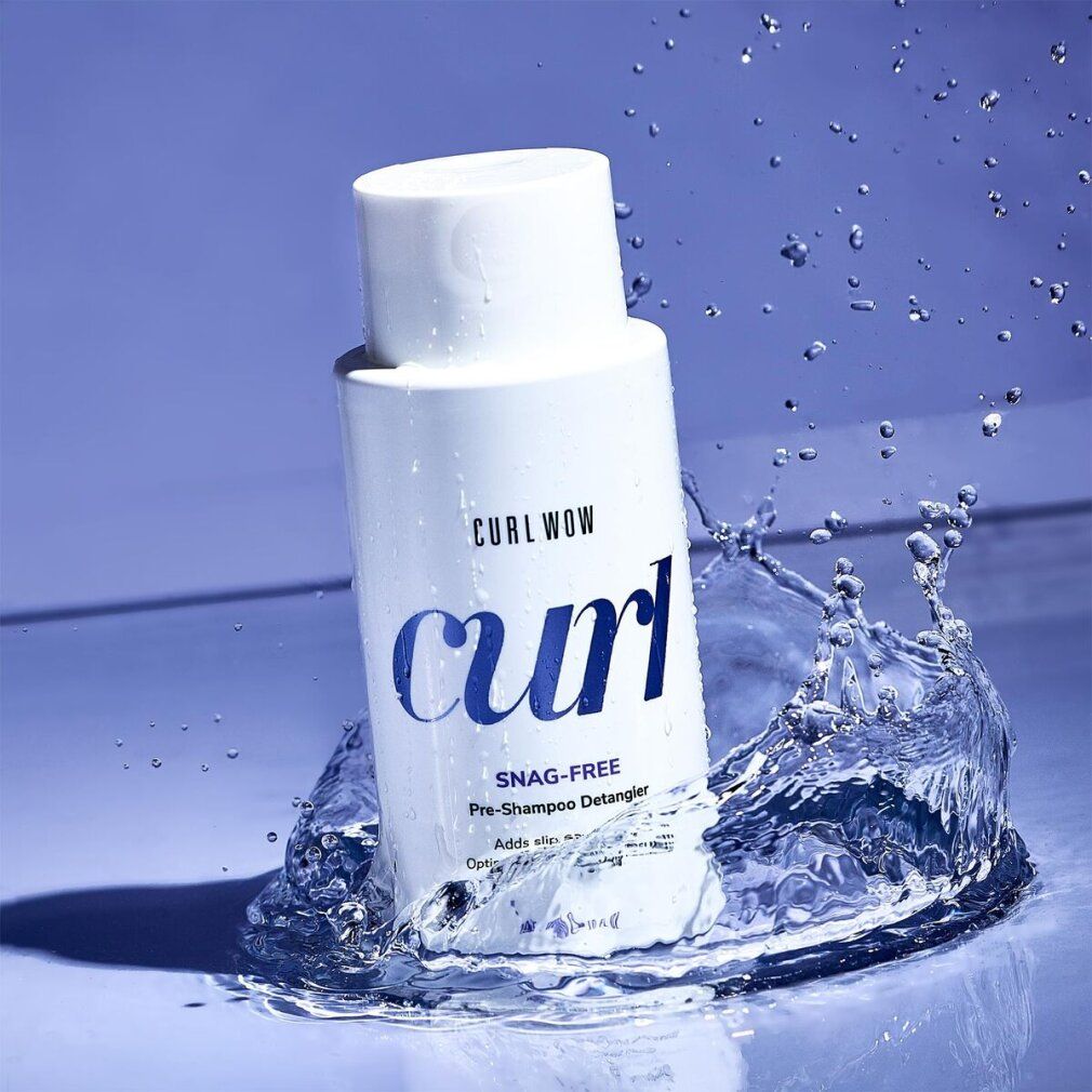 Bouteille blanche Curl Wow Snag-Free Pre-Shampoo Detangler dans des éclaboussures d'eau. 295 ml / 10 fl oz.