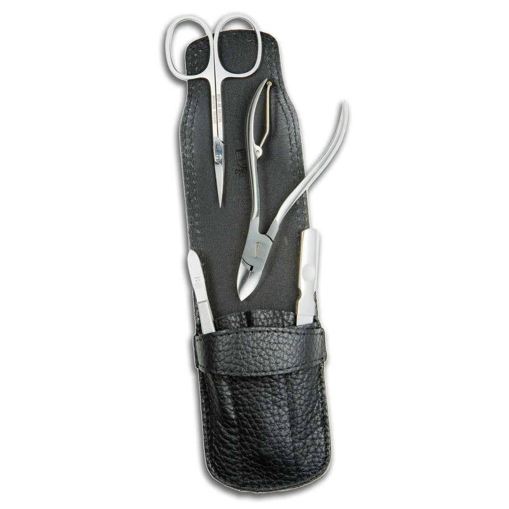 Étui à manucure en cuir noir de quatre pièces avec coupe-ongles, ciseaux, pince à épiler et repousse-cuticules.