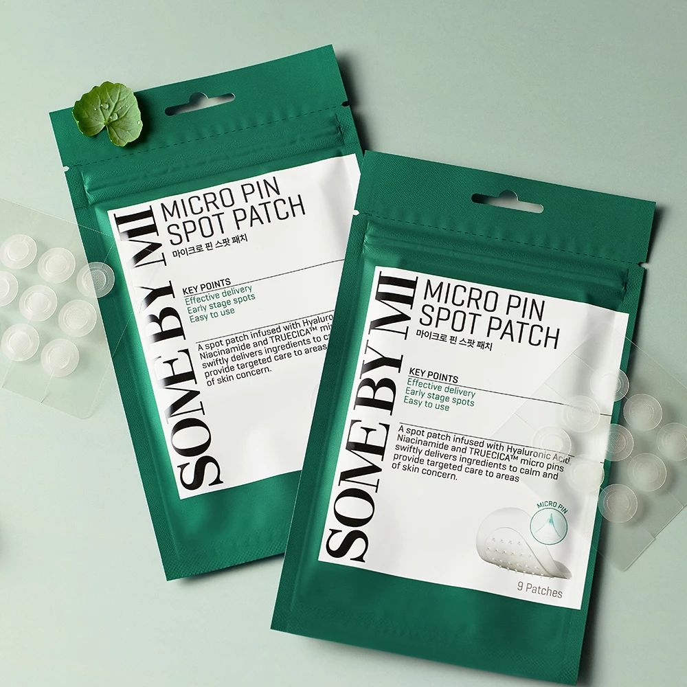 Twee groene verpakkingen met productnaam en logo. Bevat 9 patches. Tekst: SOME BY MI, MICRO PIN SPOT PATCH.