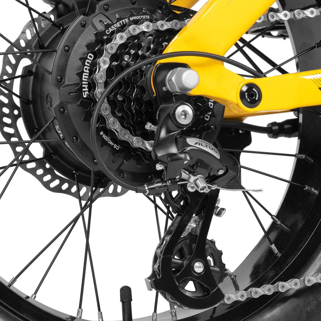 Close-up van het achterwiel van een e-bike. Shimano derailleur, ketting, remschijf.