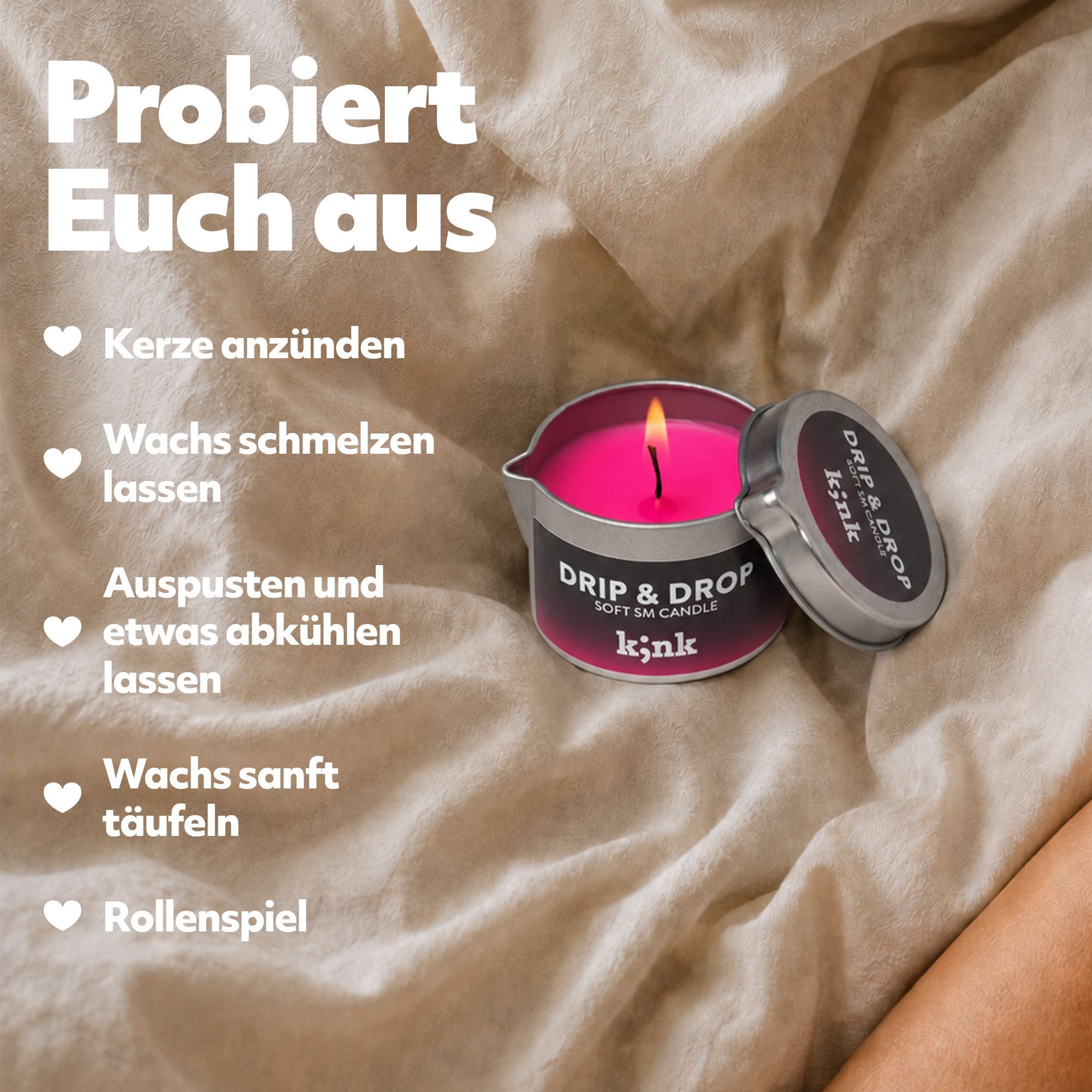 Brandende roze massagekaars in een metalen blik op een deken.