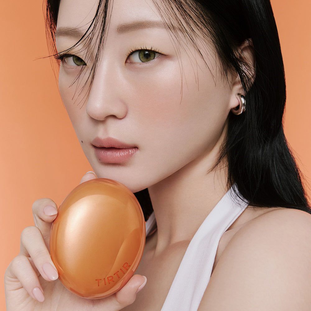 Femme tenant le TIRTIR Mask Fit Ai Filter Cushion dans un boîtier orange.