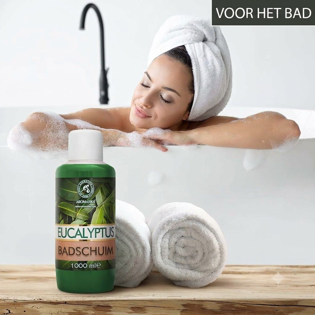 Groene fles met eucalyptus badschuim, 1000 ml. Twee opgerolde handdoeken ernaast.