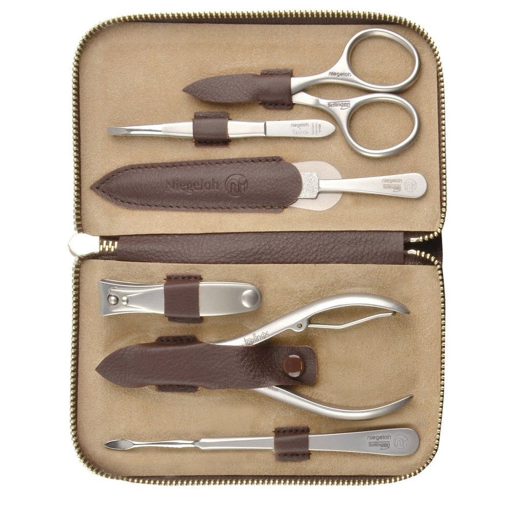 Manicure etui met schaar, pincet, nagelvijl, nagelknipper, nageltang en cuticle pusher. Bruin lederen etui.