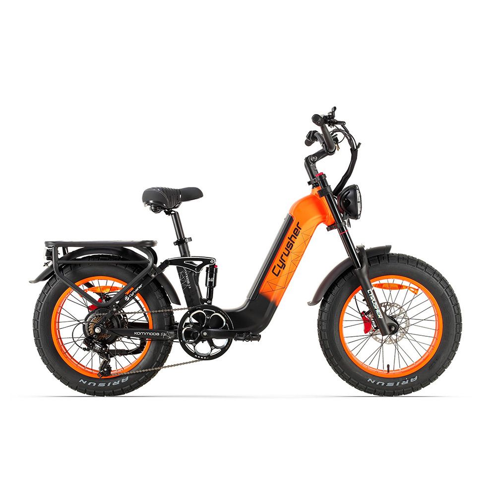 Oranje en zwarte Cyrusher e-bike. Brede banden, bagagerek, koplamp.