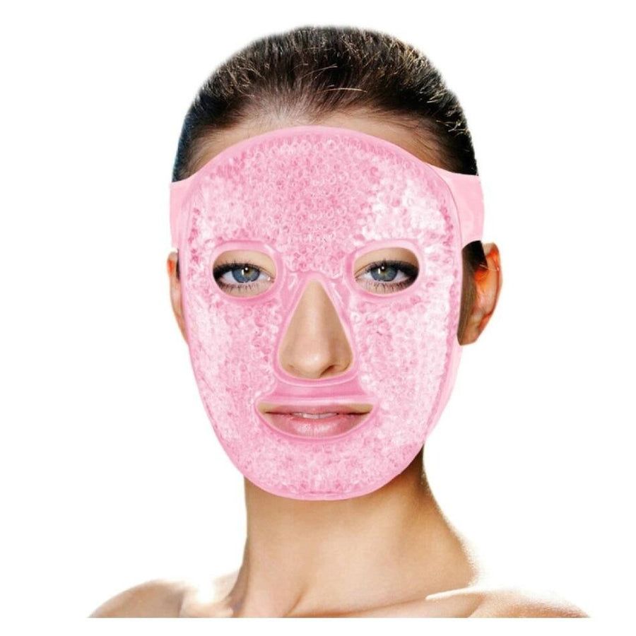 Personne portant un masque facial rose. Le masque couvre les yeux, le nez et la bouche. Réutilisable.