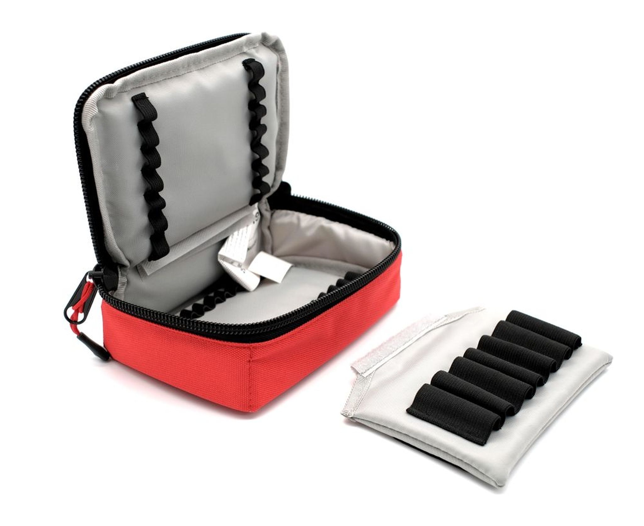 Pochette d'urgence rouge, ouverte, avec insert amovible pour ampoules.
