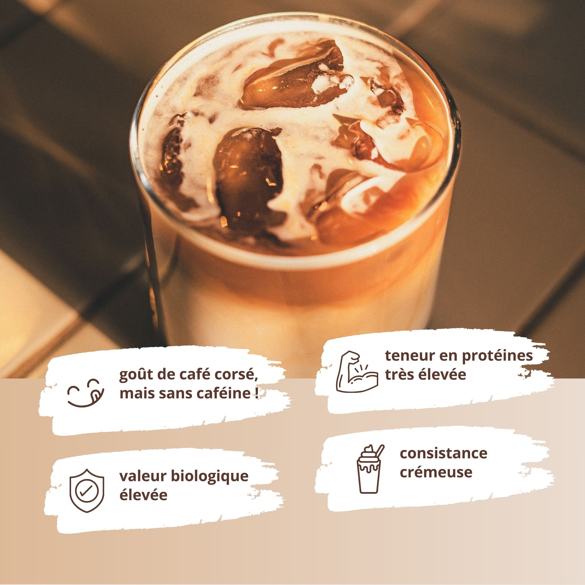 Boisson café glacé avec glaçons et lait crémeux, sans caféine.