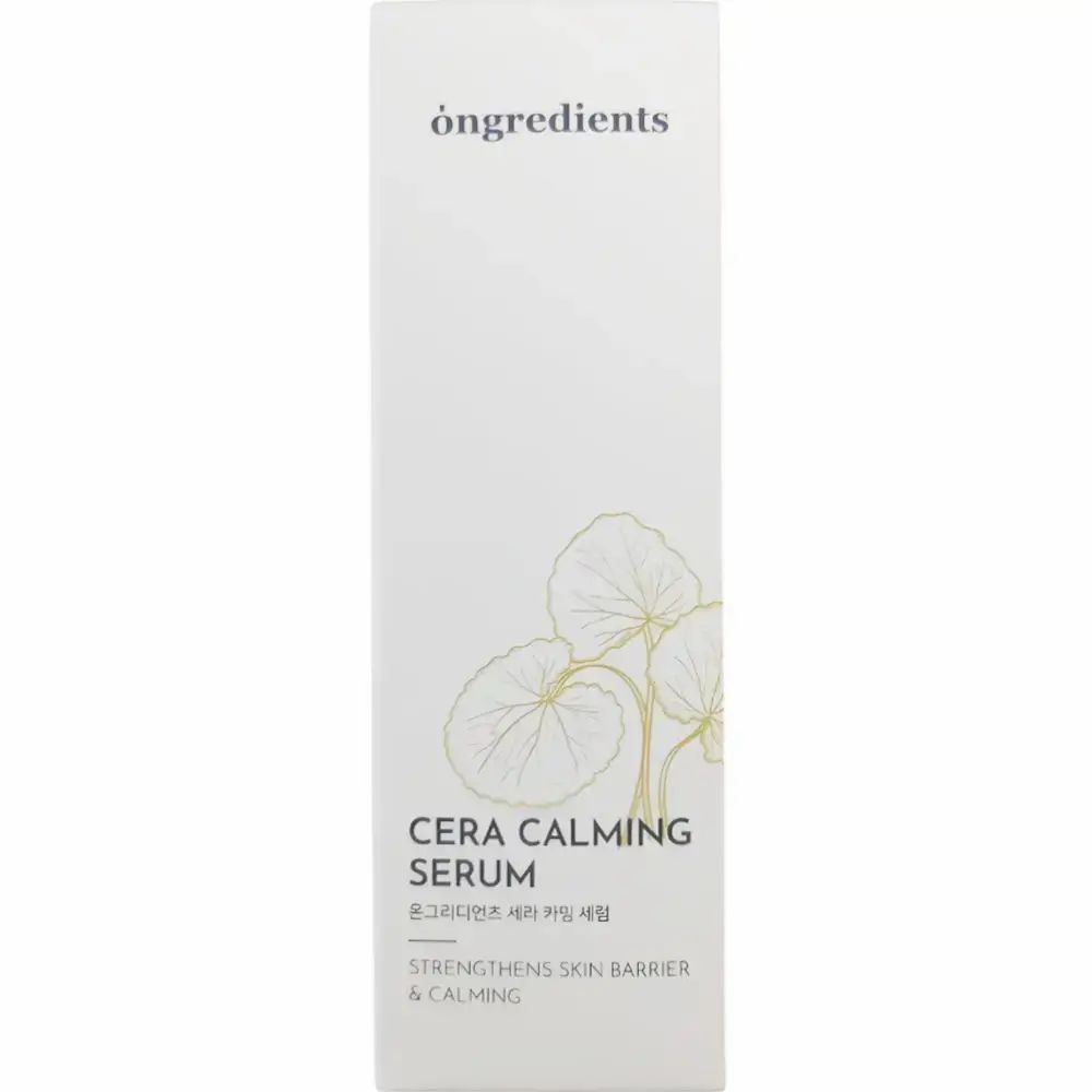 Verpakking van gezichtsserum. Opschrift: Ongredients, Cera Calming Serum. Witte verpakking met productnaam en logo.