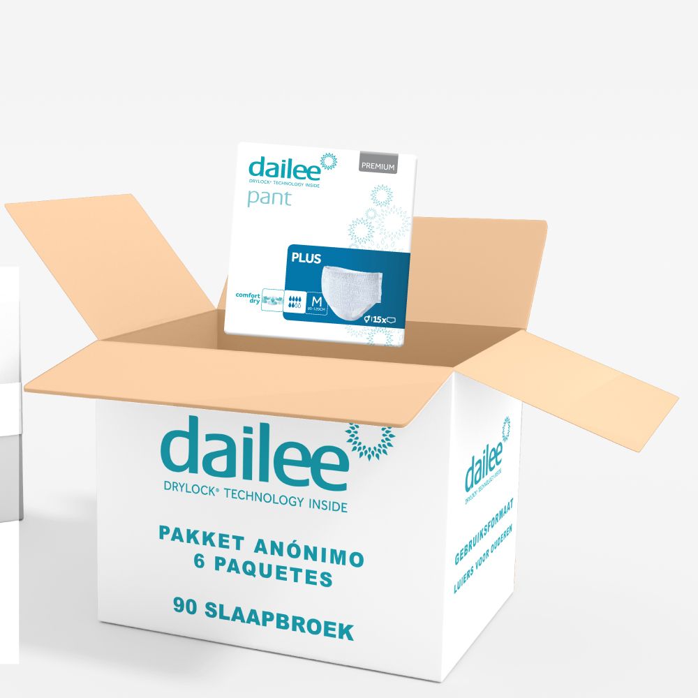 Open doos met Dailee Pants Plus verpakking. 90 Pants. Anonieme verpakking. Witte achtergrond.