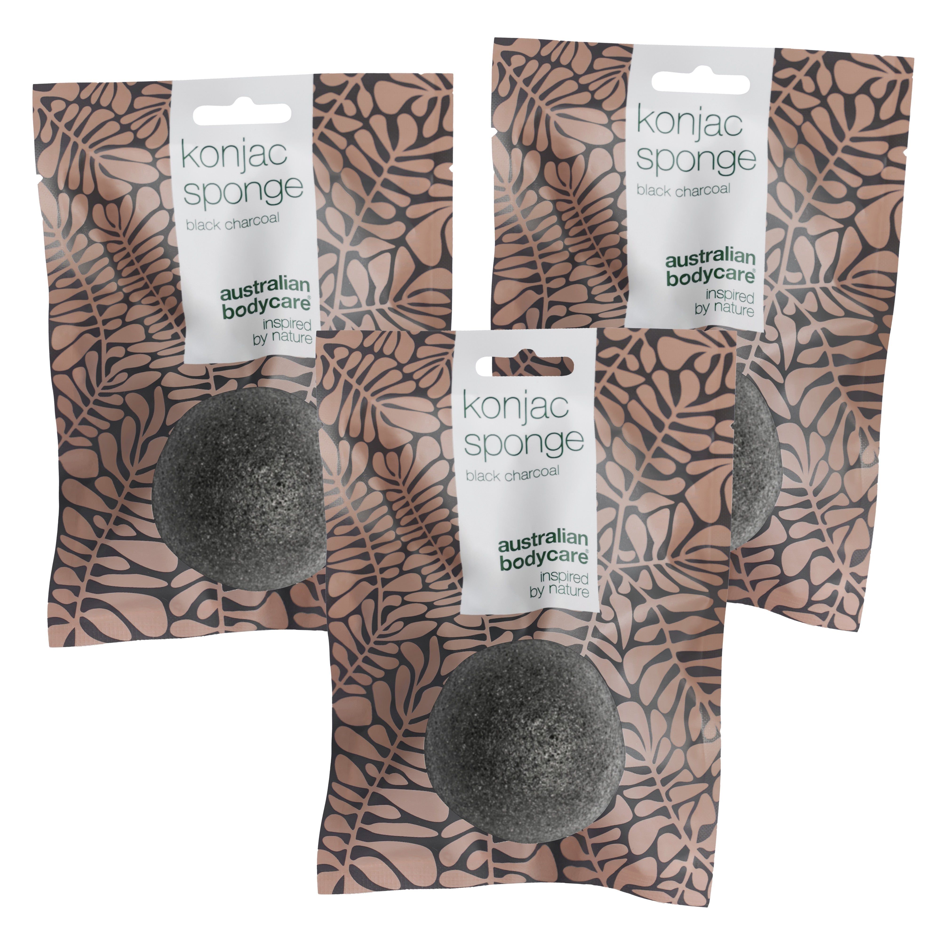 Drie Konjac-sponzen in verpakking. Zwarte sponzen met witte tekst. Merk: Australian Bodycare.