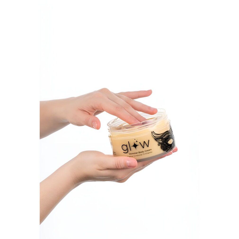 Handen houden een pot met gouden deksel. Opschrift "glow Shimmer Body Cream".