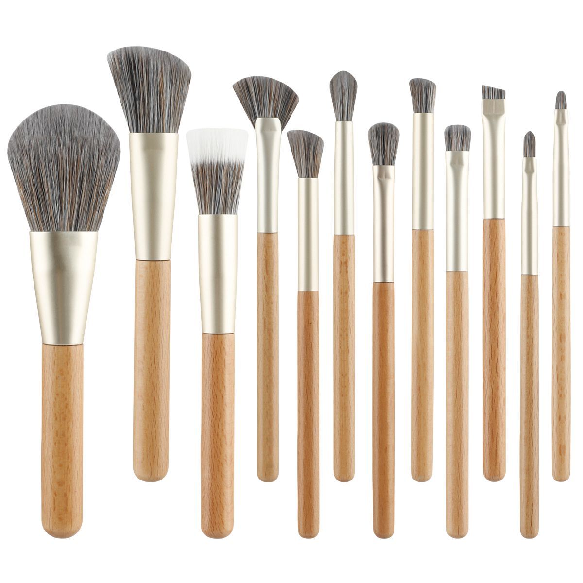 Ensemble de 11 pinceaux de maquillage avec manches en bois et viroles argentées.