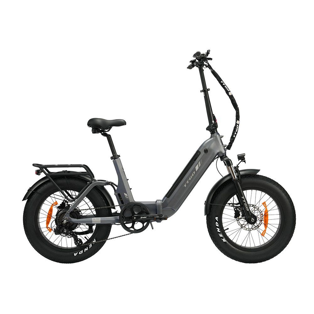 Vélo électrique pliable gris avec pneus noirs et accents orange. Il possède un porte-bagages et des freins à disque hydrauliques.