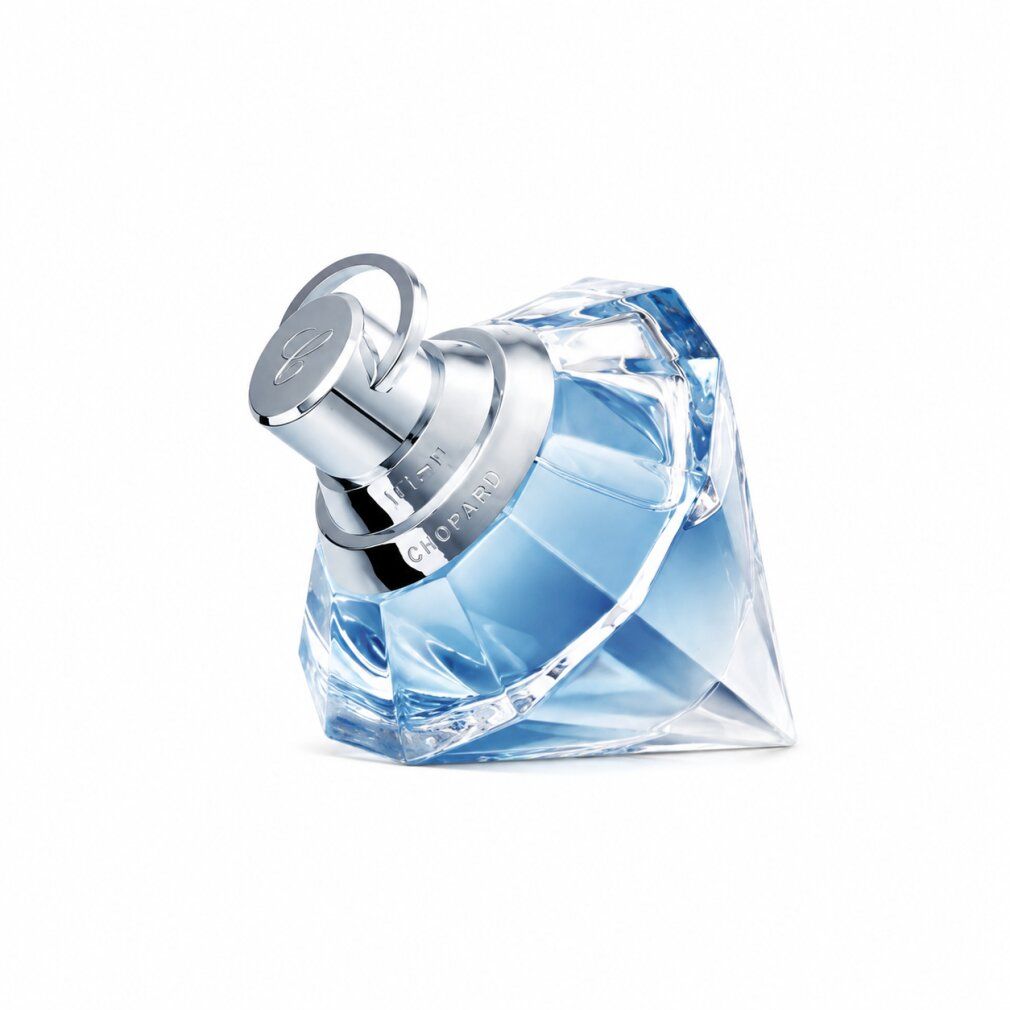 Diamantvormige glazen fles met lichtblauwe parfum, schuin, met zilveren dop.