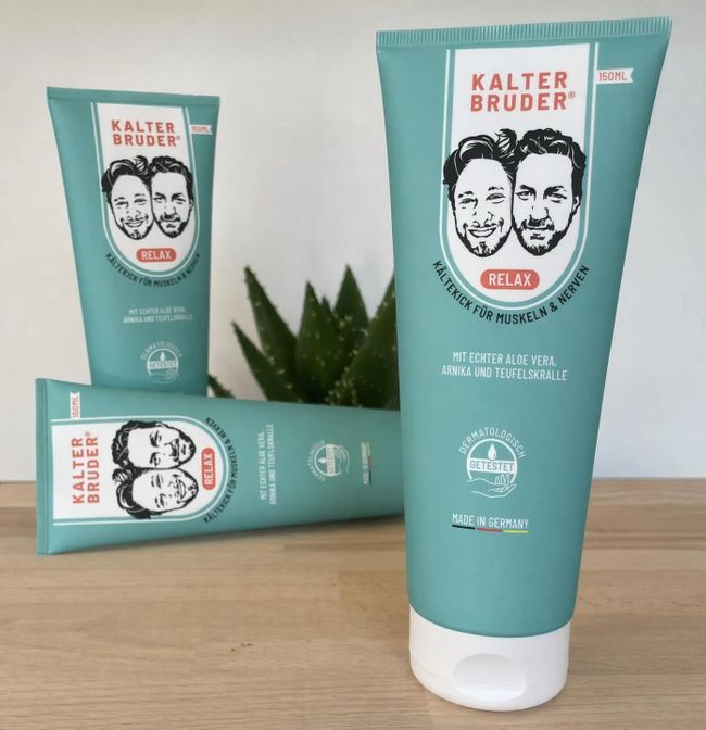 Meerdere Kalter Bruder koelgel tubes, één op de voorgrond. "RELAX"-opschrift en dermatologische tests zichtbaar.