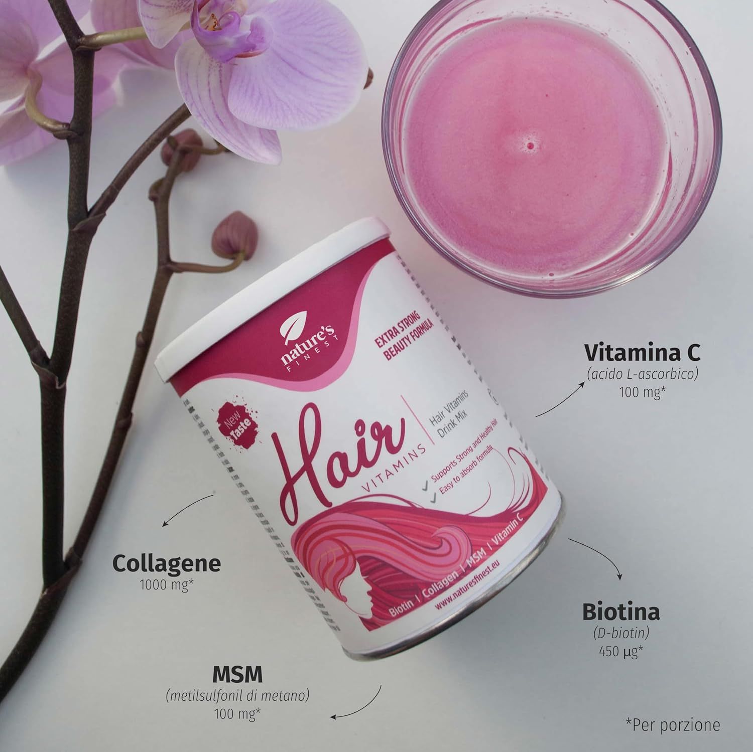 Verre de liquide rose, boîte Nature's Finest Hair Vitamins. Ingrédients : Vitamine C, collagène, MSM, biotine. Décoration.