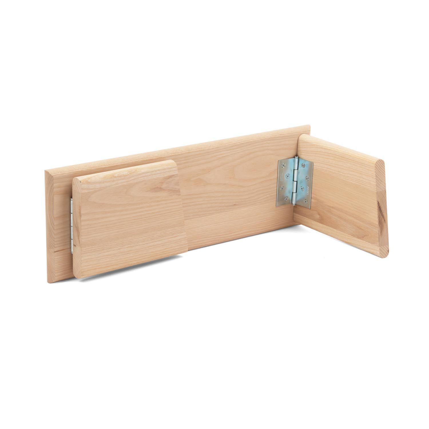 Opgevouwen meditatiebank van licht hout. Rechthoekig zitvlak, twee zijkanten verbonden met scharnieren.