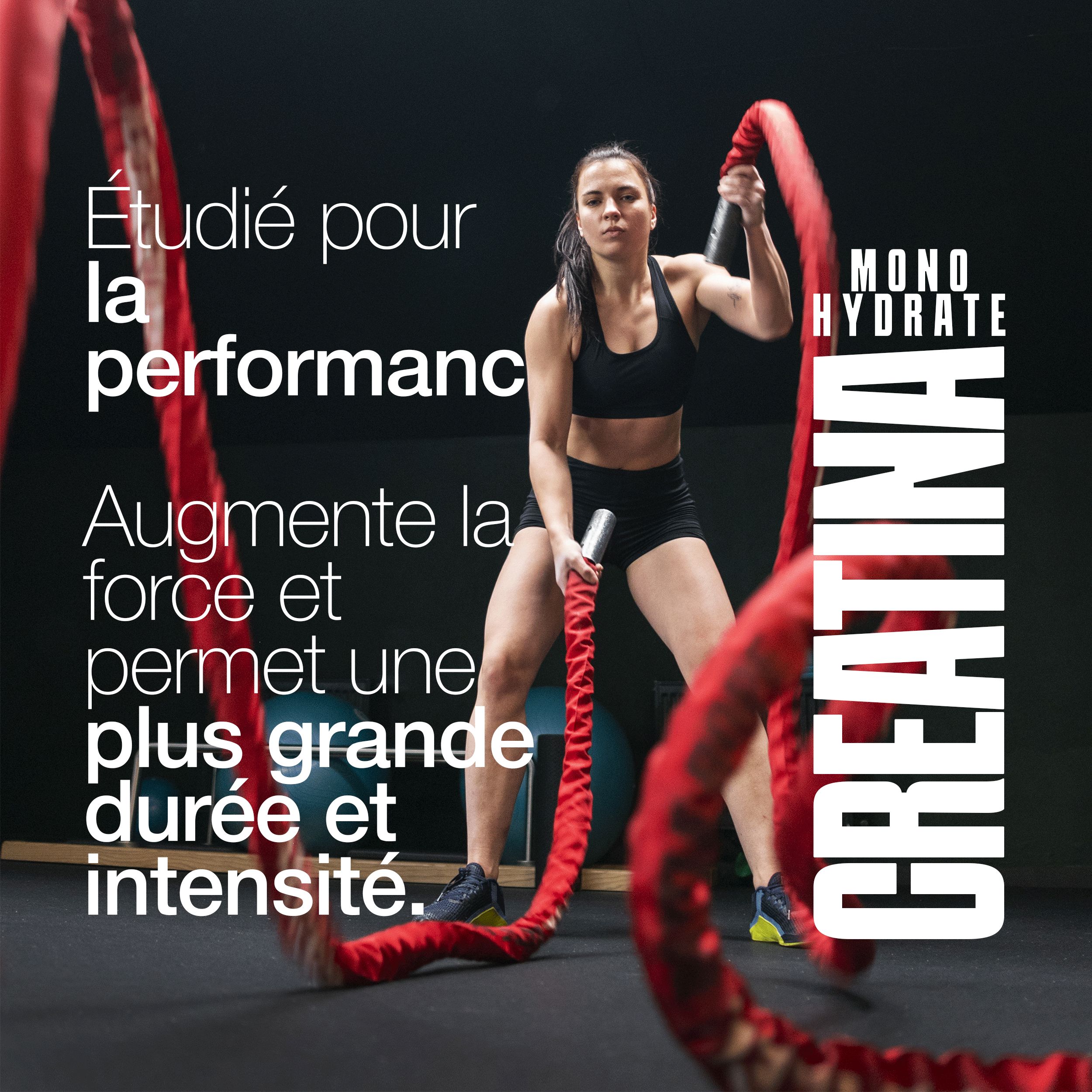 Vrouw met touwen tijdens training. Tekst: Étudié pour la performance, Verhoogt de kracht en maakt een langere duur en intensiteit mogelijk. Creatina Monohydrate.