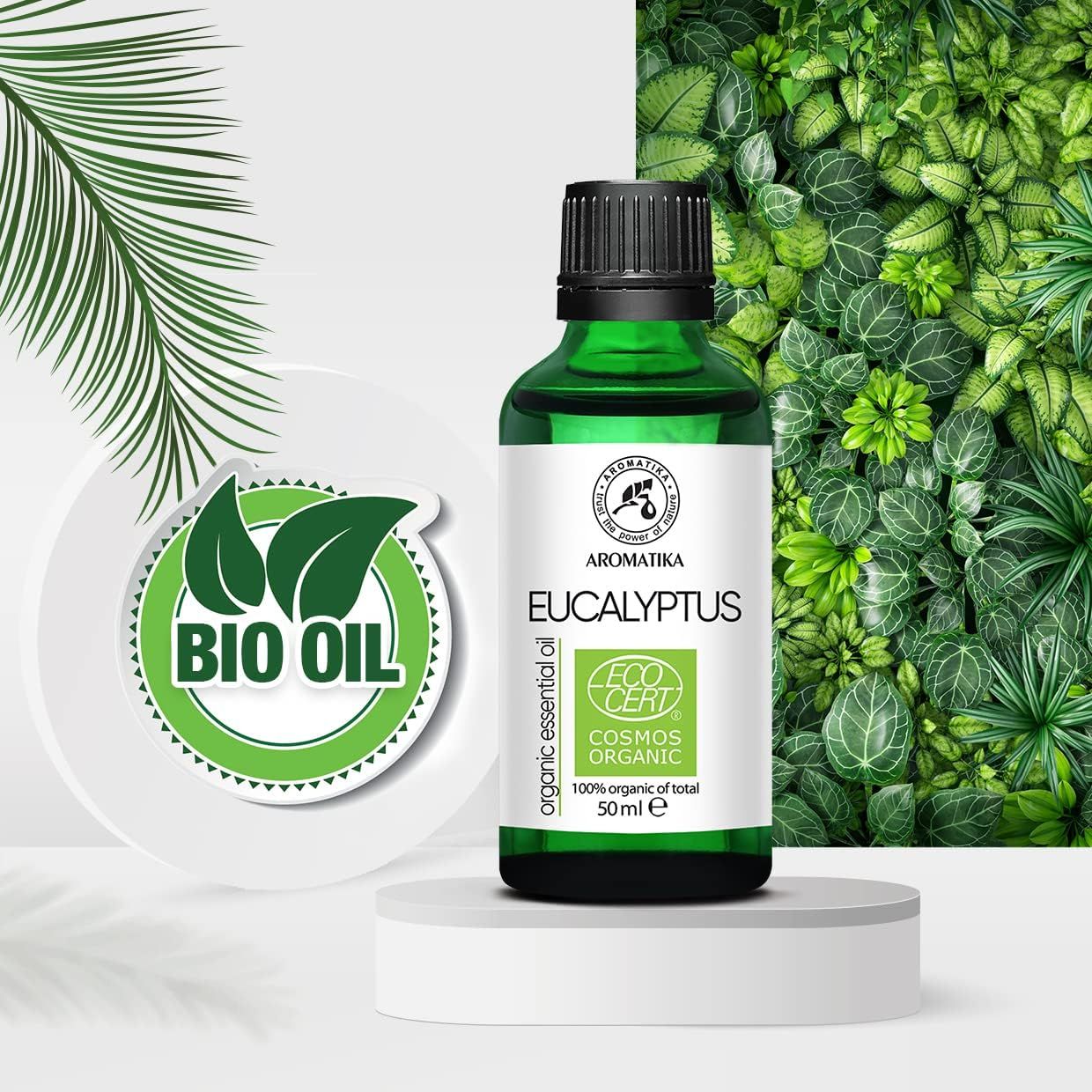 AROMATIKA Eucalyptusolie fles op sokkel voor groene plantenwand.