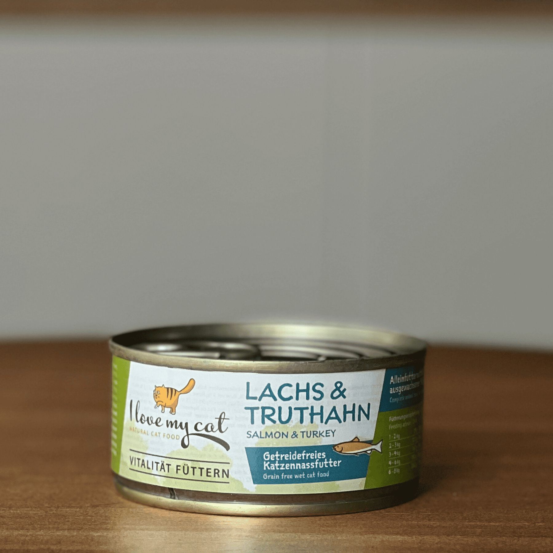 Une boîte de nourriture pour chats avec une étiquette. L'étiquette indique 'Saumon & Dinde' et 'I love my cat'.