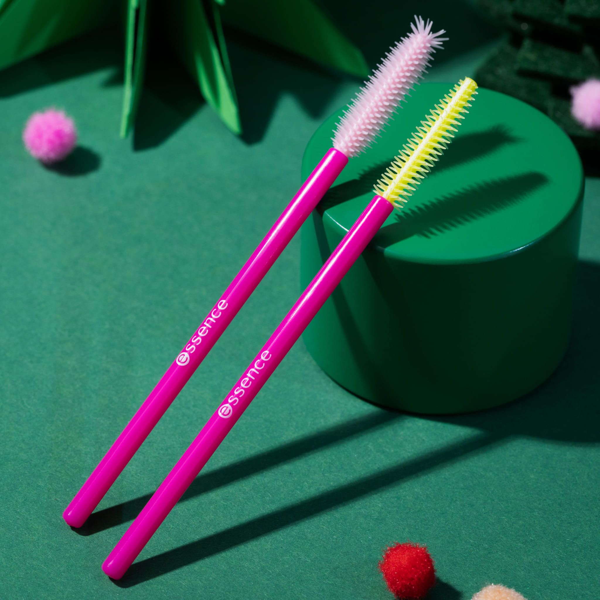 Twee roze wenkbrauwborstels van Essence. Gele en roze borstelharen.