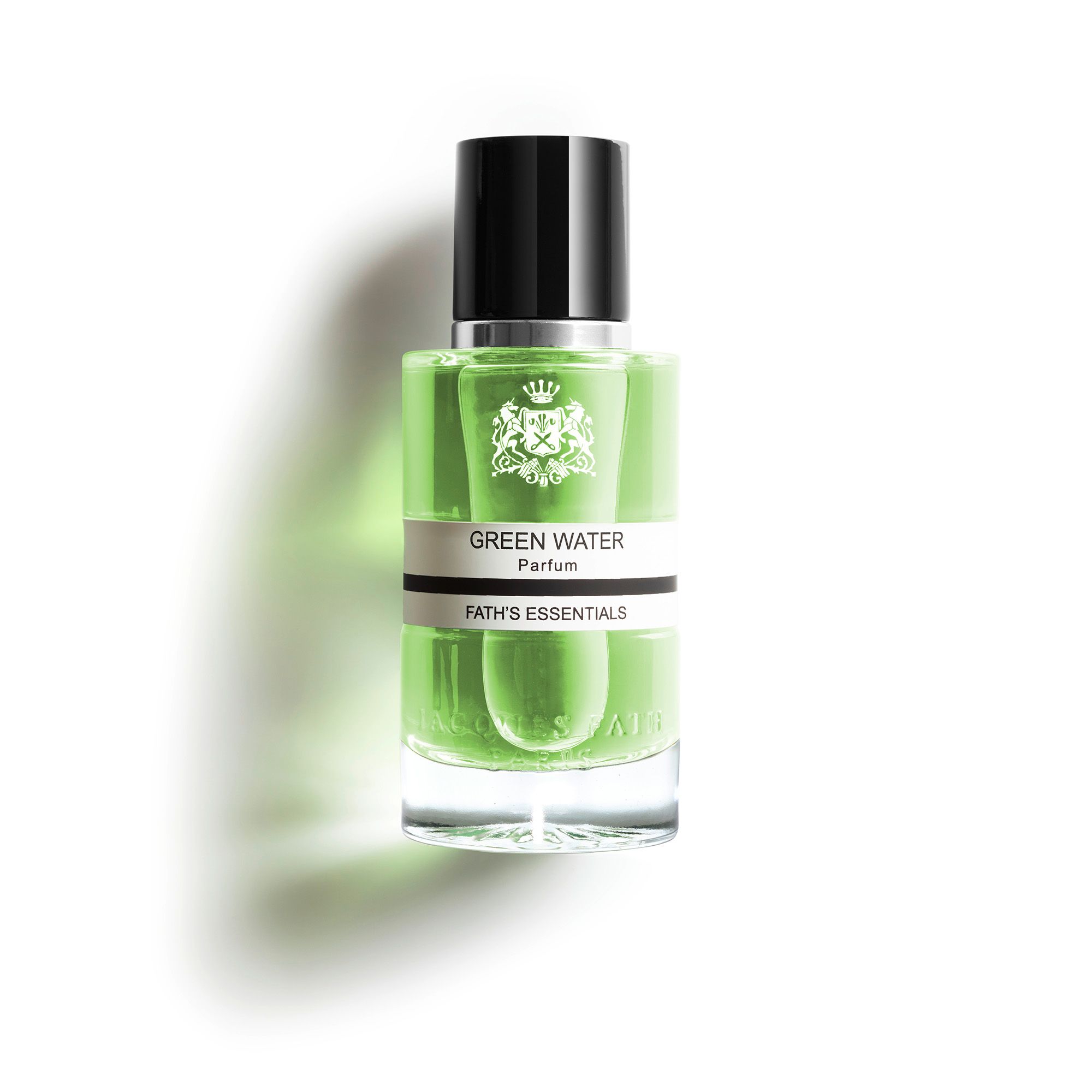 Flacon en verre vert avec bouchon noir, étiquette "GREEN WATER Parfum" et blason.