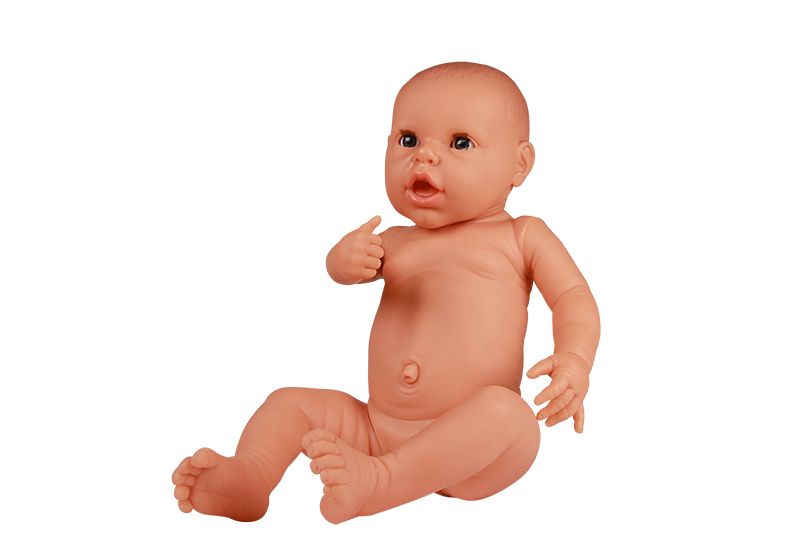 Poupée nouveau-né, garçon, assise, nue, bras et jambes écartés.
