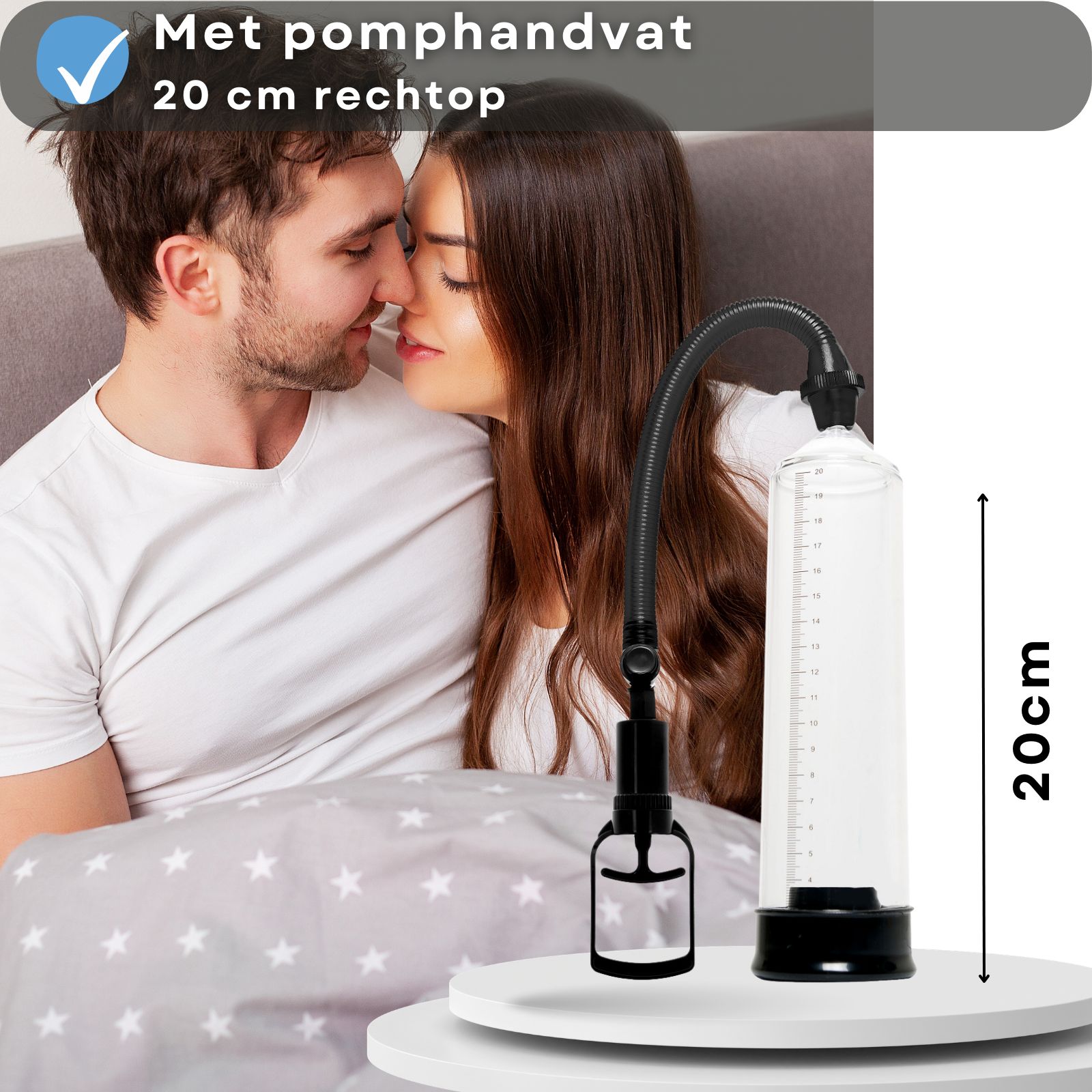Penispomp met pomphandvat. Transparante behuizing, zwarte basis en slang. Koppel in bed.