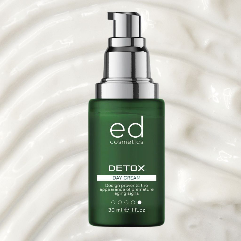 Groene fles met zilveren pomp op crème-achtergrond. ED cosmetics, Detox Day Cream. 30 ml.