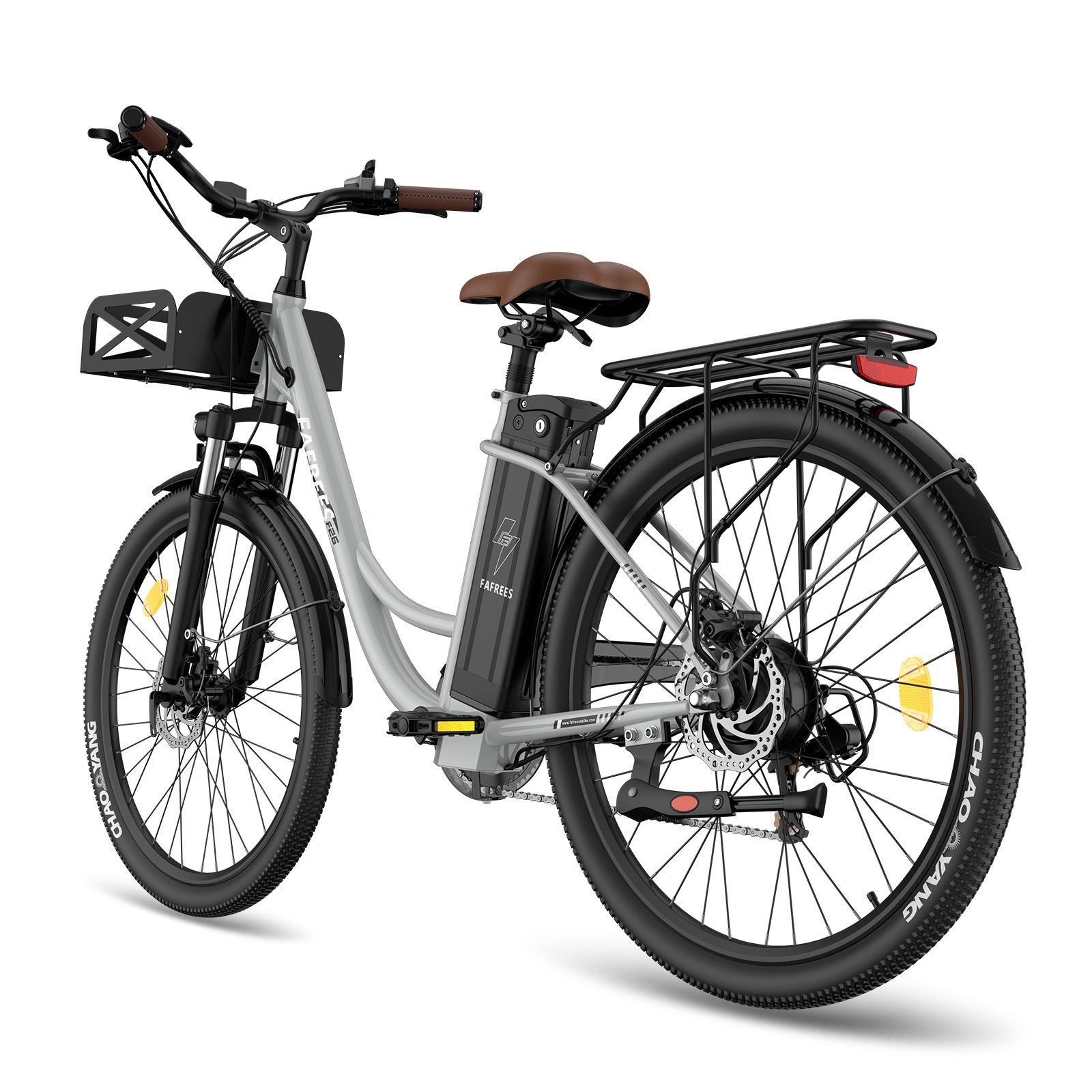 Vélo électrique, cadre argenté, selle et poignées marron, pneus noirs, panier avant, porte-bagages arrière.