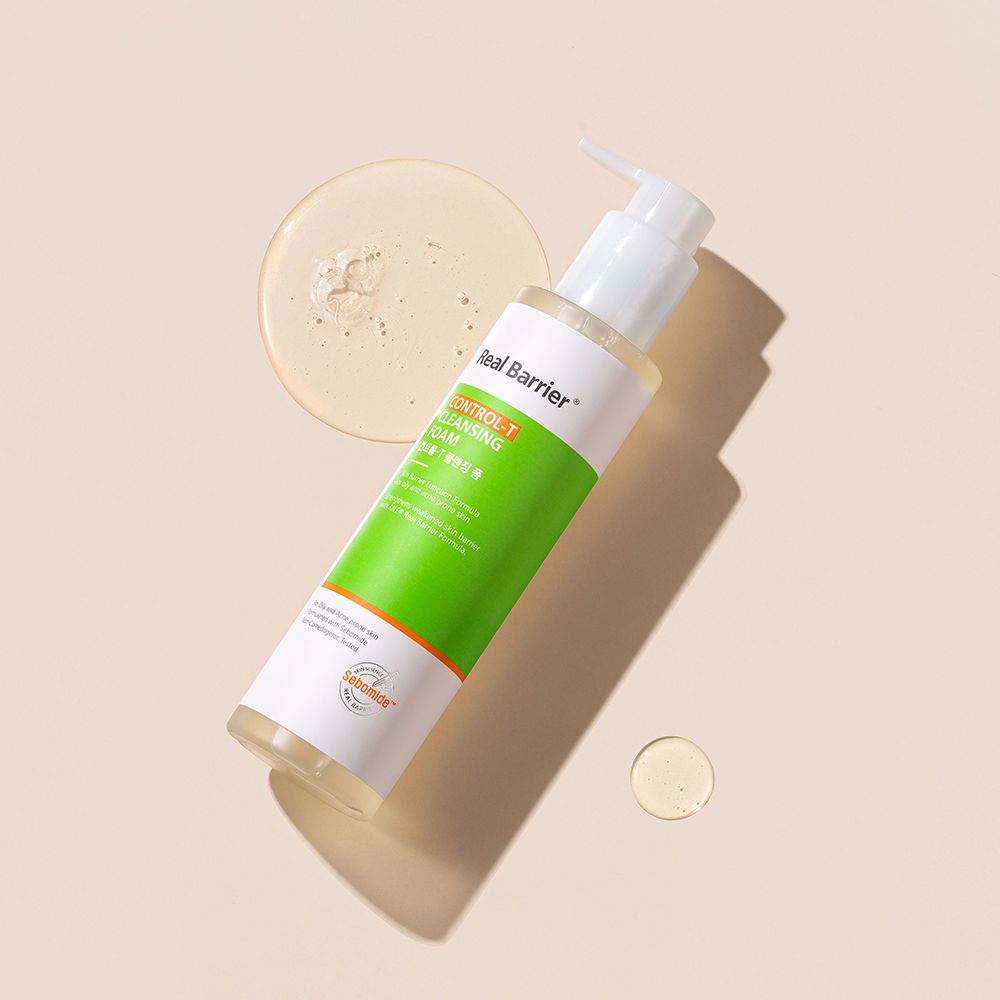 Wit-groene fles met pomp en druppels vloeistof. Tekst: Real Barrier, Control-T Cleansing Foam. Sebomide-logo.