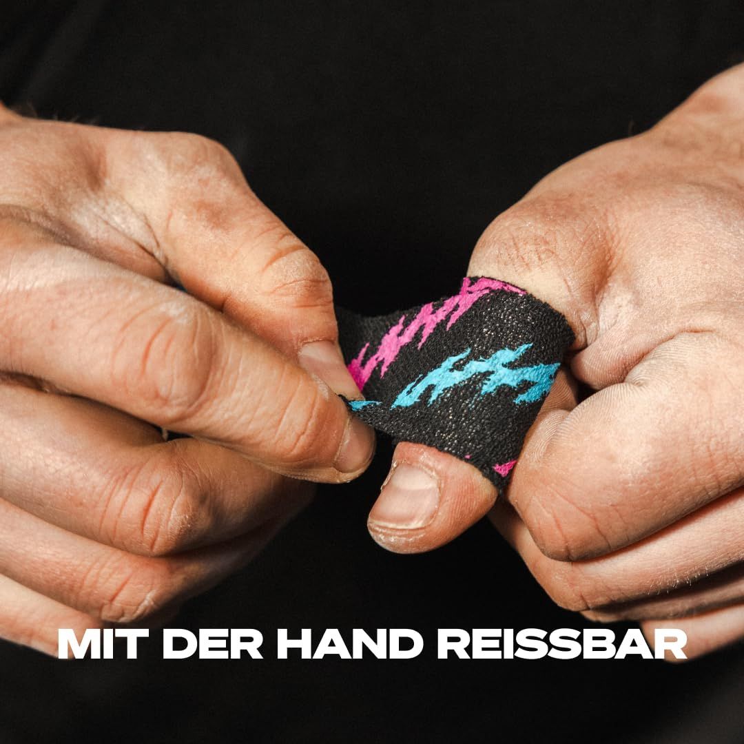Mains enroulant un ruban rose et bleu sur un doigt. Le ruban est détachable à la main.