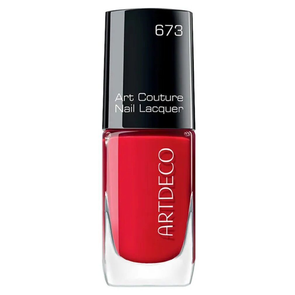 Rode Artdeco Art Couture nagellak, nummer 673. Zwarte dop, transparante fles. Productnaam en merk zichtbaar.