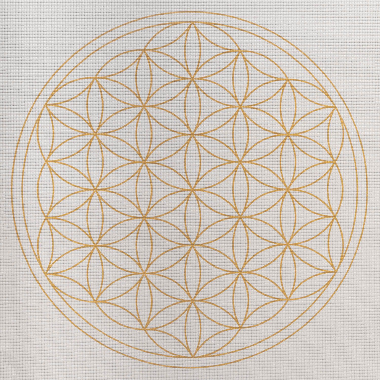 Detail van de Flower of Life op beige yogamat. Goudkleurig patroon.