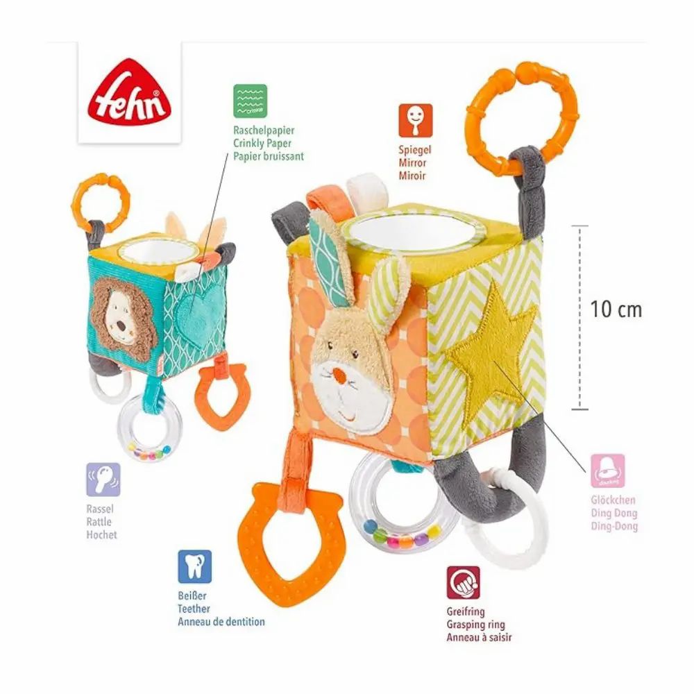 Twee stoffen kubussen met verschillende motieven en functies. Merk 'Fehn' zichtbaar. Maataanduiding: 10 cm.