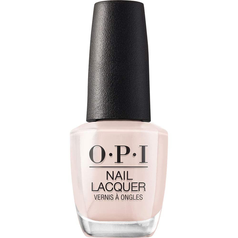 Nagellakfles met zwarte dop. Opschrift: O.P.I. Nail Lacquer. Kleur: licht.
