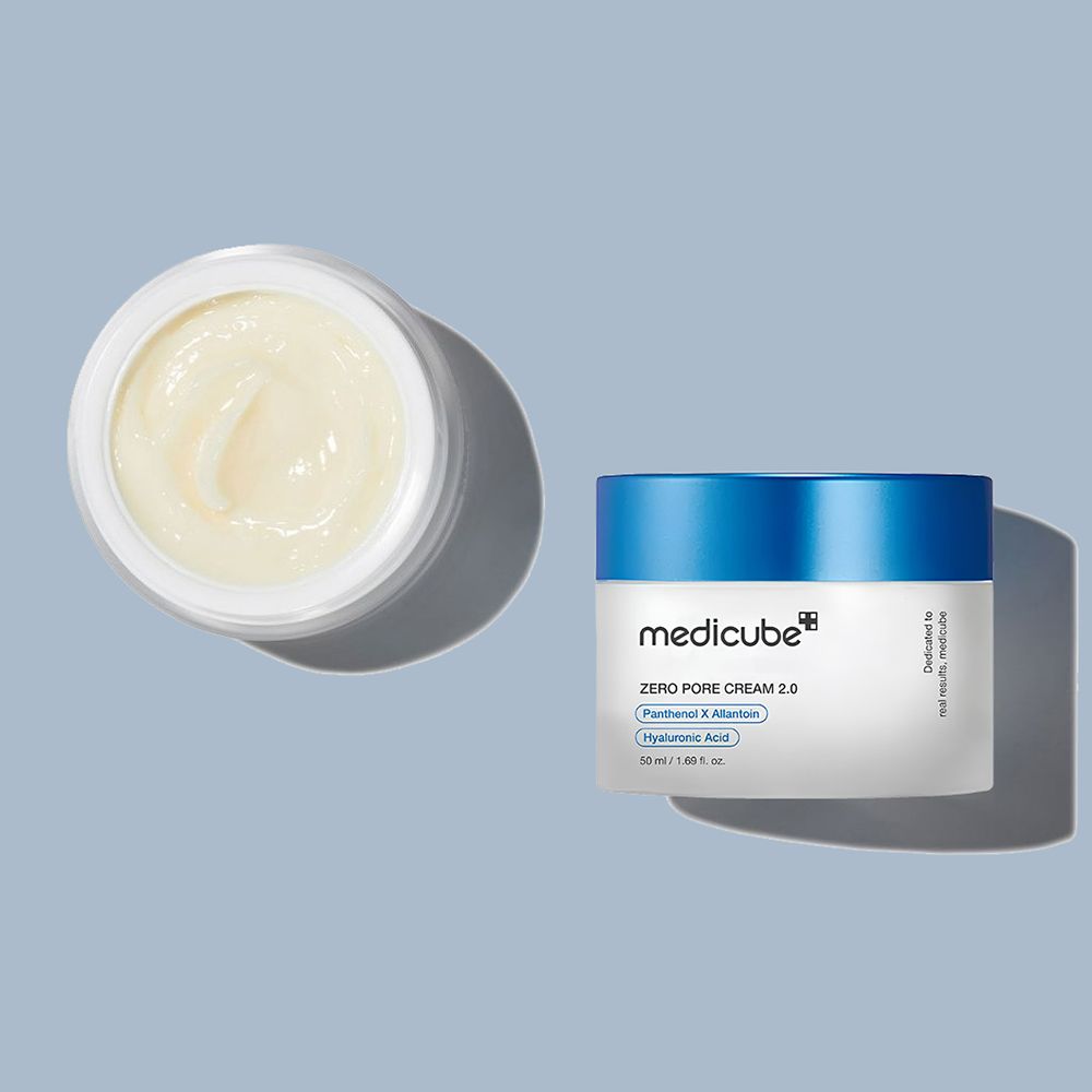 Pot de crème ouvert à côté d'un pot fermé. Inscription: medicube, ZERO PORE CREAM 2.0, Panthenol X Allantoin, Hyaluronic Acid. 50 ml.