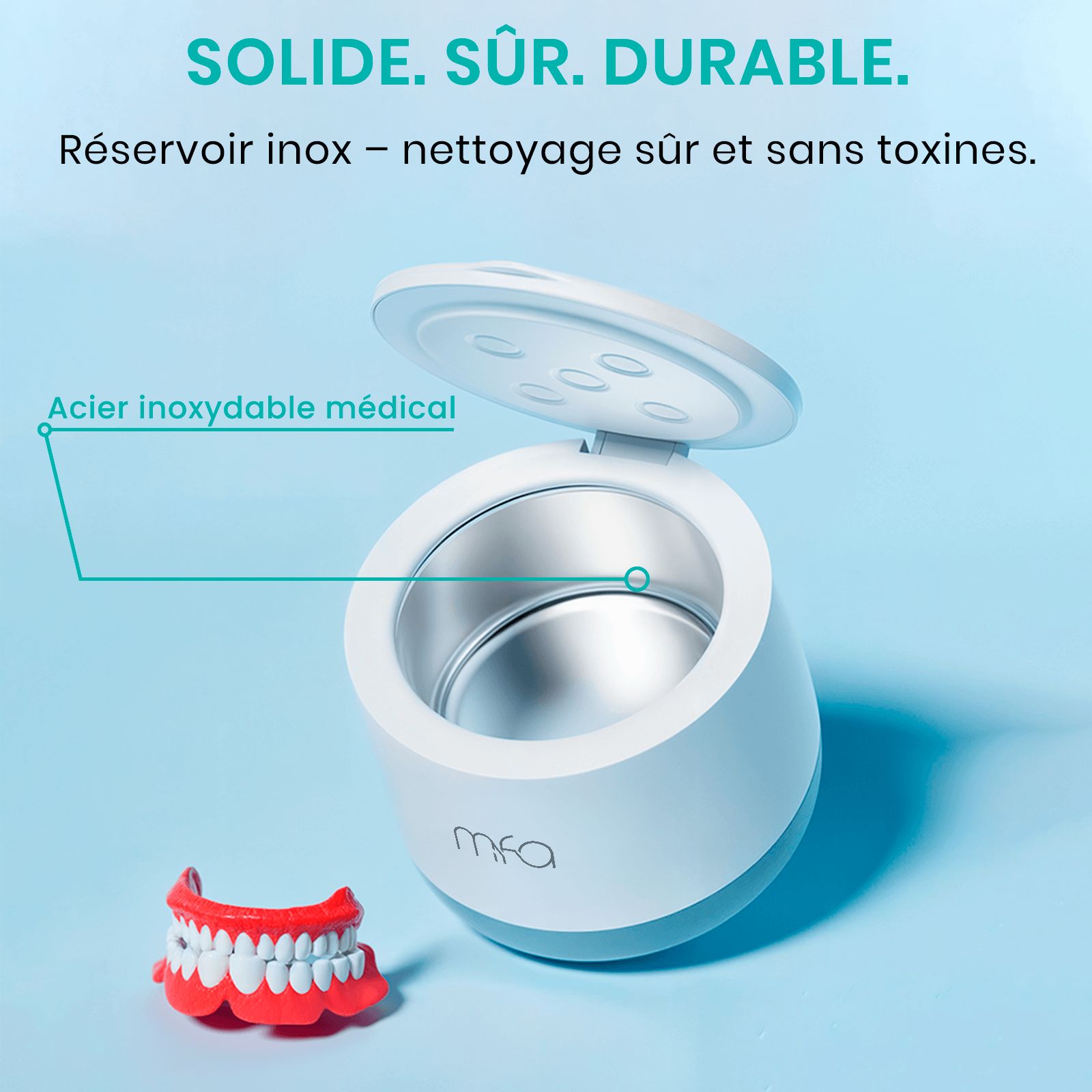 Nettoyeur à ultrasons avec couvercle ouvert. Intérieur en acier inoxydable. Texte : "SOLIDE. SÛR. DURABLE.". Prothèse dentaire à côté.