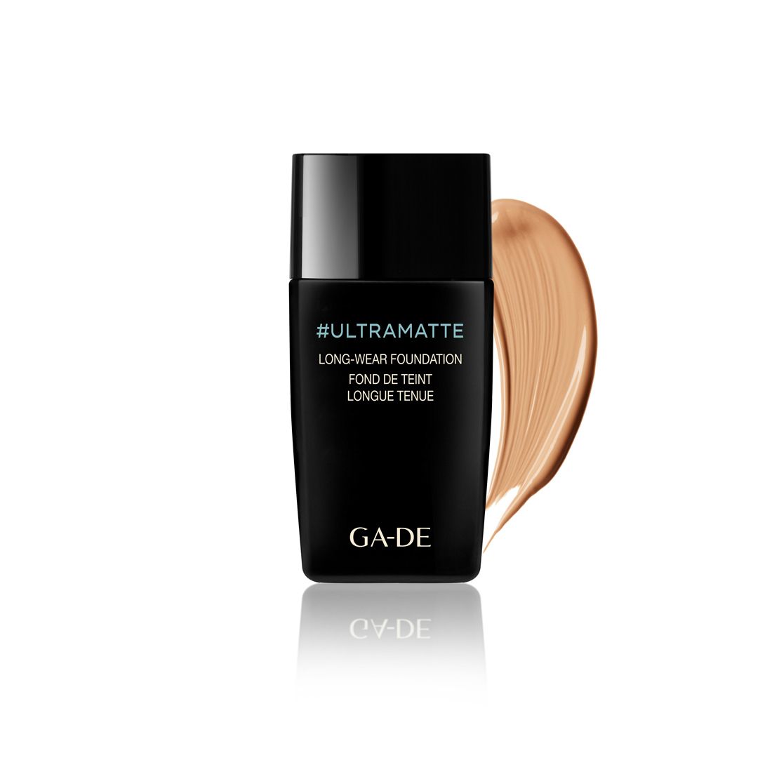 Flacon noir avec inscription #ULTRAMATTE, LONG-WEAR FOUNDATION, GA-DE. À côté, une trace de fond de teint.