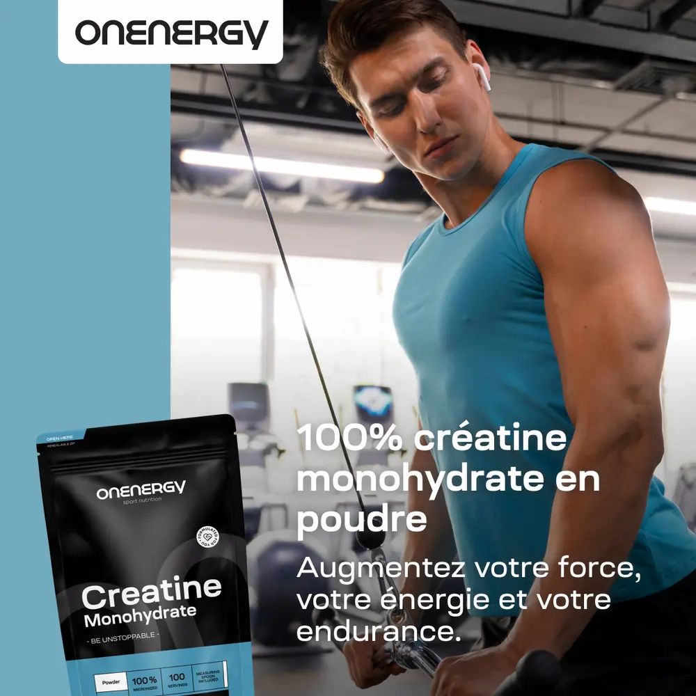 Homme s'entraînant avec des poids. Sachet OnEnergy Créatine Monohydrate. Texte: 100% créatine monohydrate en poudre.