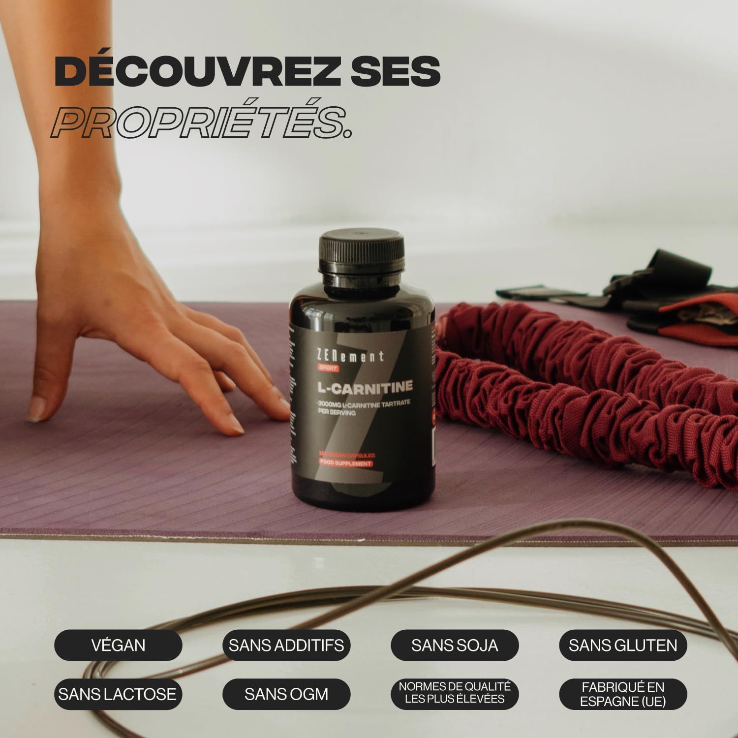 Bouteille Zenement L-Carnitine sur un tapis de yoga, entourée d'équipements de fitness et d'icônes.