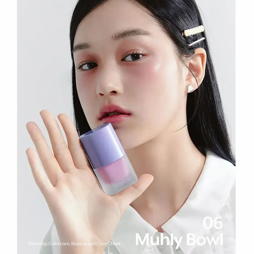 Vrouw houdt een flesje vloeibare rouge vast. Opschrift "nuse". Op het flesje staat "06 Muhly Bowl".