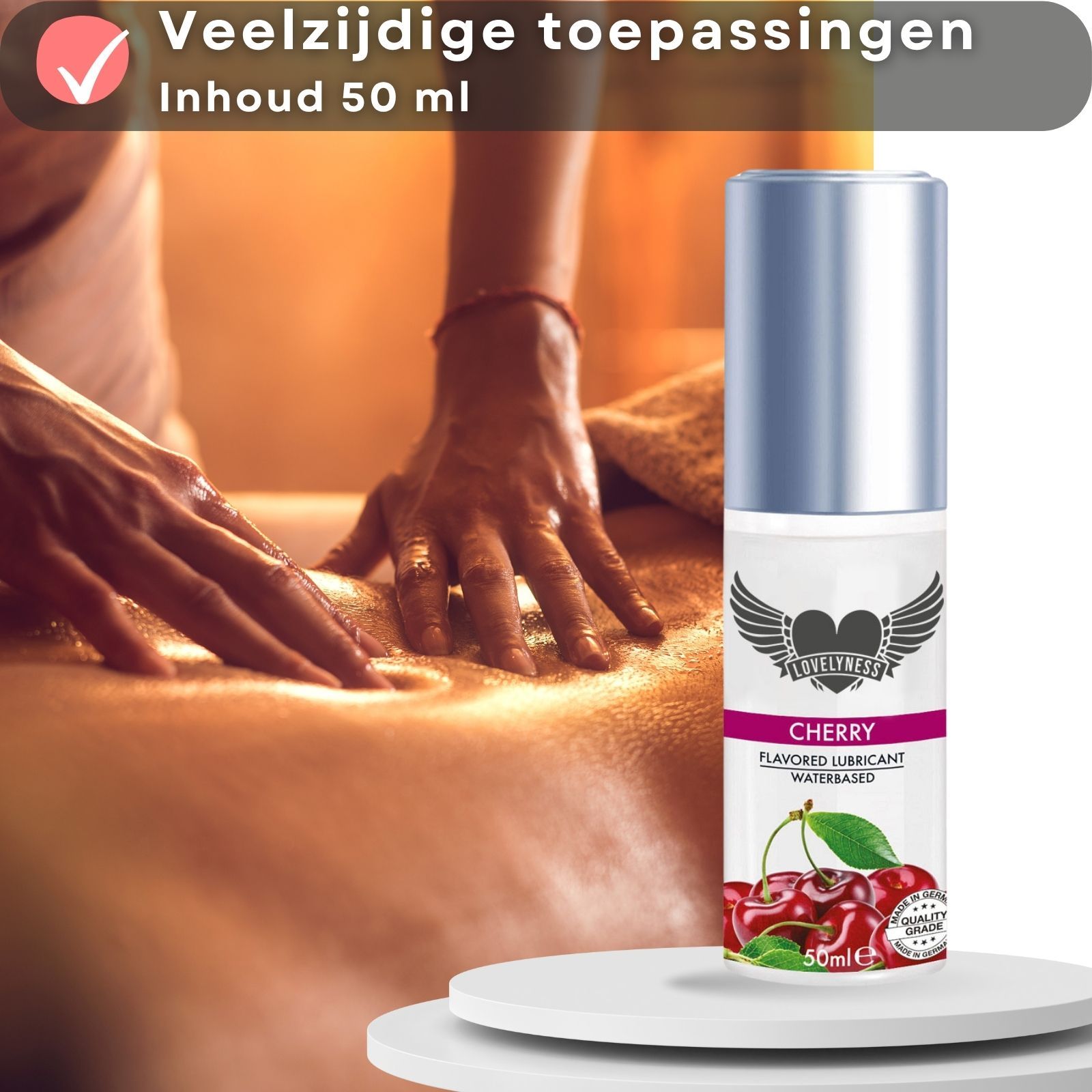 Personen bij rugmassage. Fles glijmiddel kers. Tekst: Veelzijdige toepassingen, inhoud 50 ml.