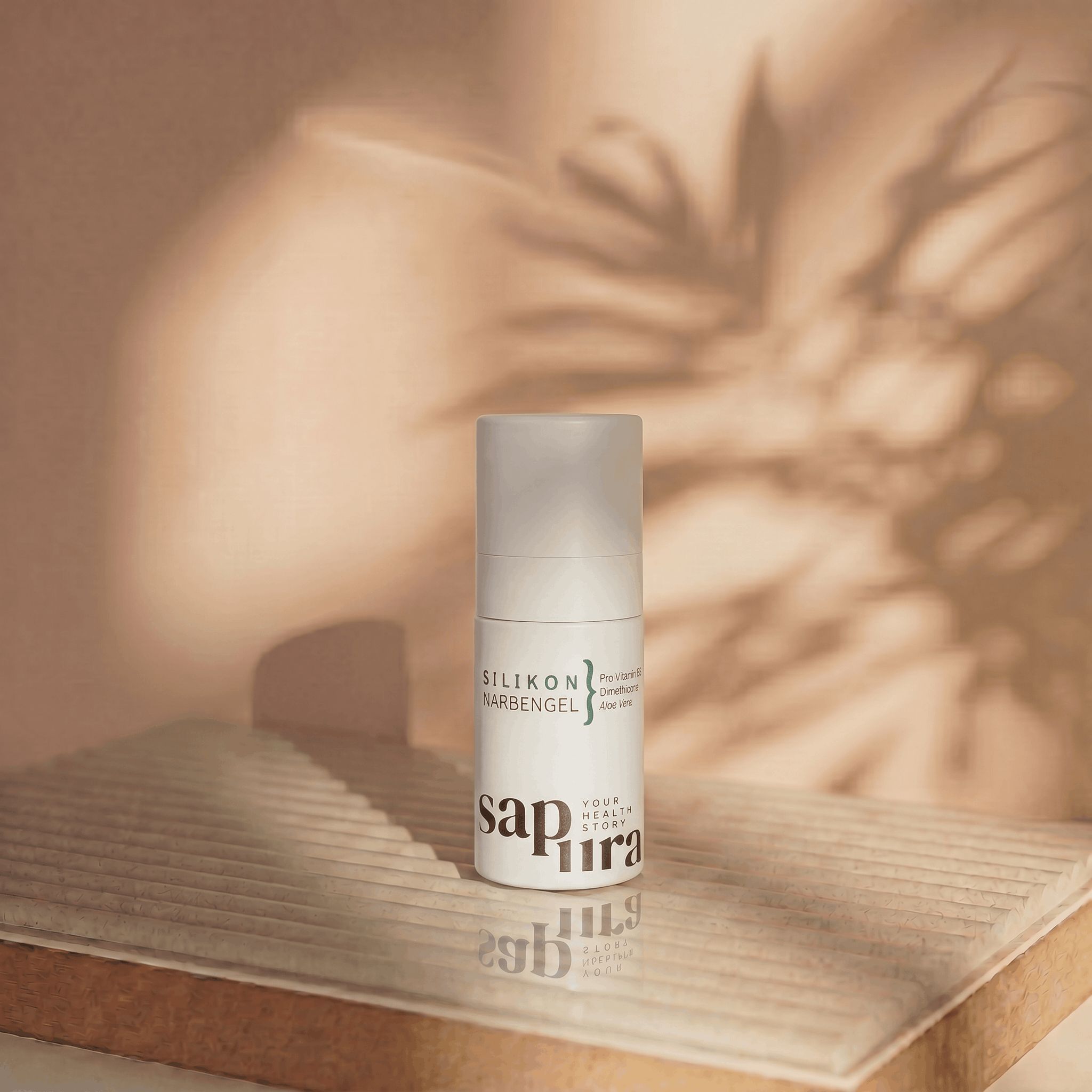 Flacon de gel de silicone pour cicatrices, Pro-Vitamine B5 et Aloe Vera, sur une surface côtelée.