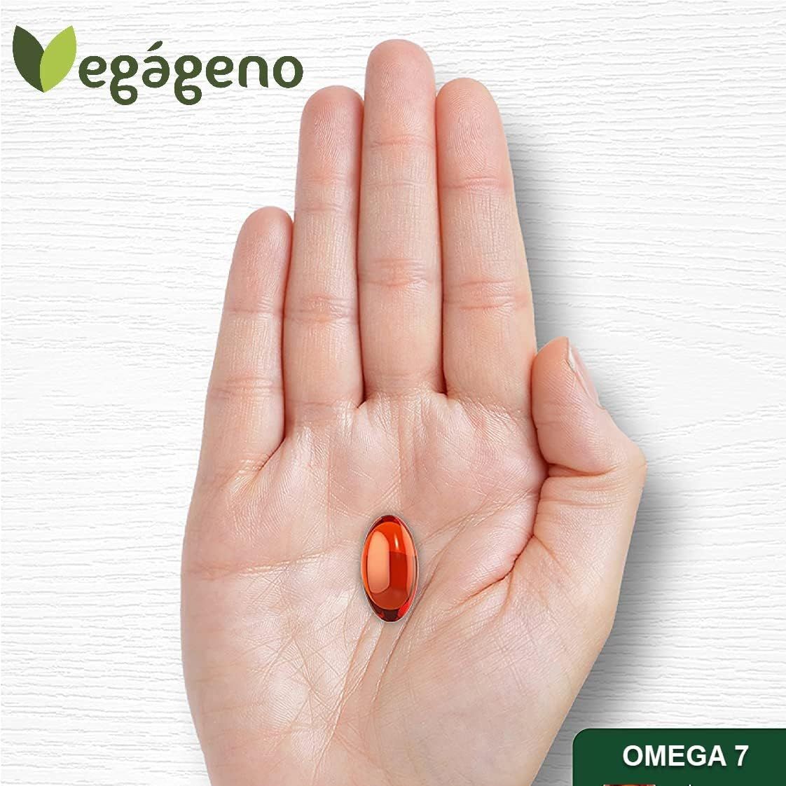 Une seule capsule rouge Vegagenu Omega 7 repose dans une paume.