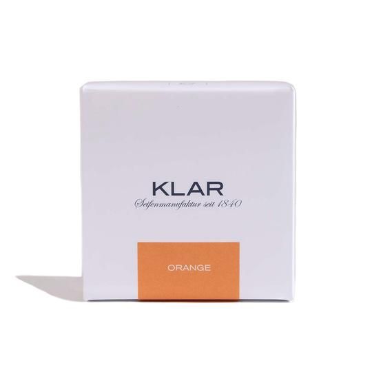 Witte doos met opdruk. Boven staat "KLAR", daaronder "Seifenmanufaktur seit 1840". Onderaan een oranje vlak met "ORANGE".