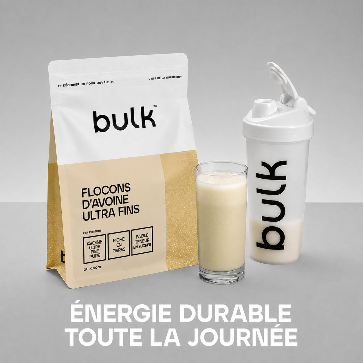 Sachet de flocons d'avoine ultra fins et shaker avec boisson.