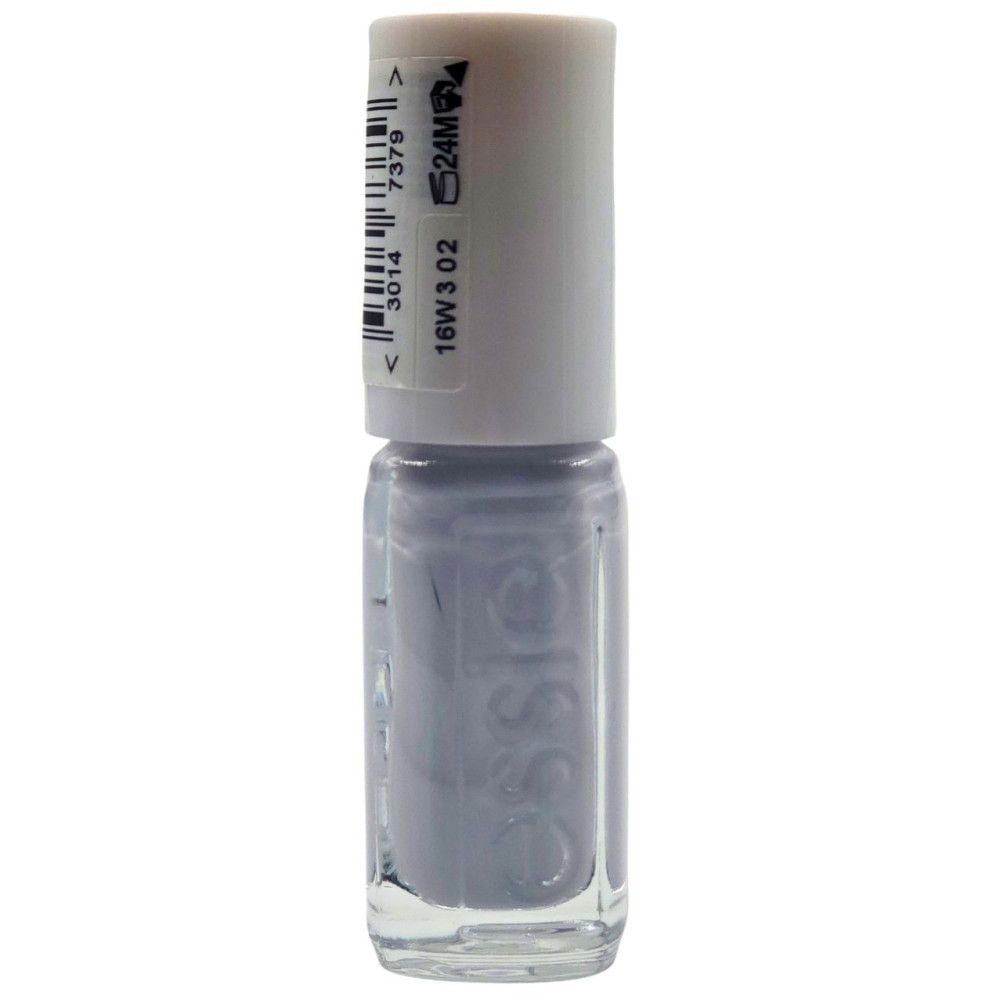Petite bouteille de vernis à ongles Essie gris clair. Bouchon blanc. Code-barres et texte sur l'étiquette.