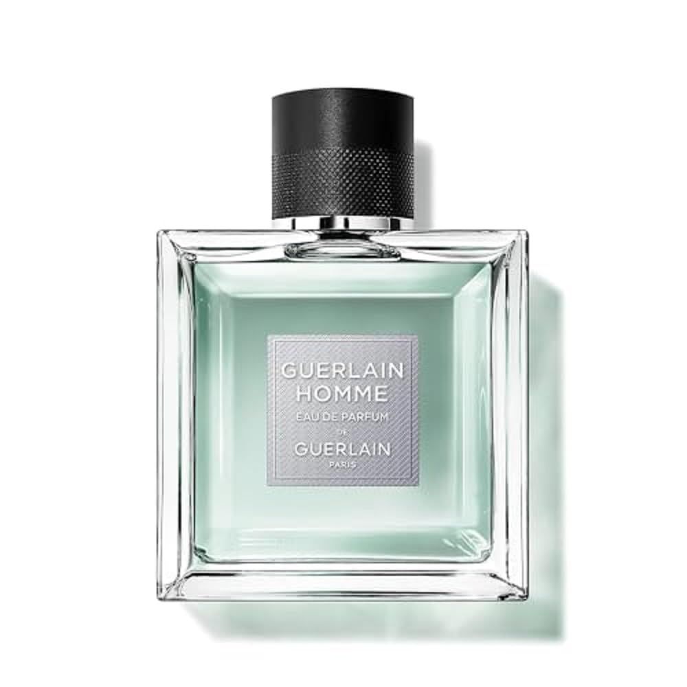 Flacon carré en verre avec bouchon noir. Inscription : Guerlain Homme, Eau de Parfum, Guerlain.